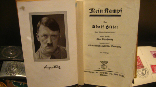 Furcsa színház: Mein Kampf-bemutató Hitler születésnapján