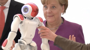 Merkel és a játékrobot – videó