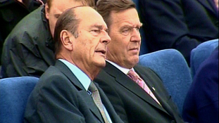 Chirac exelnök öltönyeiben feszítenek a menekültek