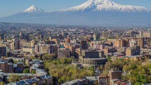 A miniszterelnök lemondását ünneplik a tüntetők Örményországban
