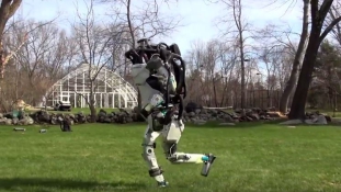 Úgy fut, mint az ember: újabb robottal jelentkezett a Boston Dynamics
