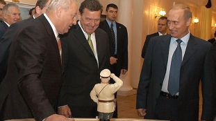 Schröder exkancellár Medvegyev miniszterelnök előtt gratulálhatott Putyinnak