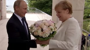 Angela Merkelt virágcsokorral köszöntötte Putyin Szocsiban – videó