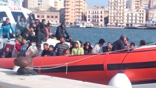 Itália nem enged be egy migránsokat szállító hajót