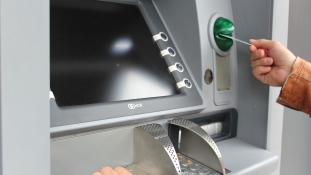 Beszélő ATM, videós segítség – egyre könnyebb a banki ügyintézés a fogyatékkal élőknek