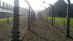 Lengyelország megváltoztatja  a holokauszttörvényt