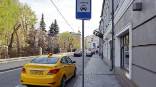 A moszkvai taxis sajnálja, hogy felhajtott a járdára – videó