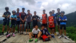 Életben maradtak – megtalálták a barlangban eltűnt thai fiúkat