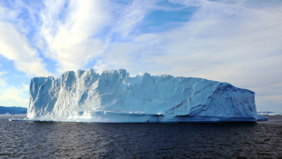 Timelapse videó a Grönlandot fenyegető óriási jéghegyről