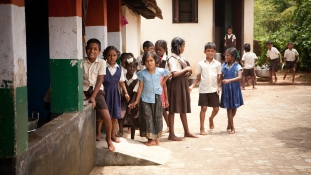 A boldogság iskolája: Indiában tananyag a lelki fejlesztés