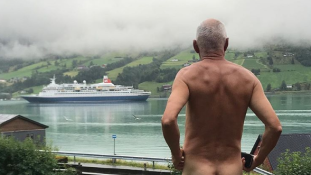 Meztelenül tiltakozik a városát elözönlő óceánjárók ellen egy norvég nyugdíjas