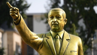 Eltávolították Erdogan aranyozott szobrát egy német városból
