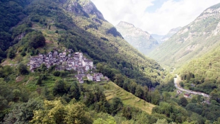 Svájcban egy fél hegyi falut alakítanak át hotellé