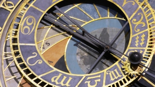 Újra ketyeg Prága 600 éves csillagászati órája
