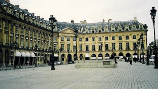 800 ezer eurónyi ékszernek kelt lába a párizsi Ritzből
