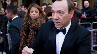 Most egy férfi vádolja szexuális zaklatással Kevin Spacey-t – videó