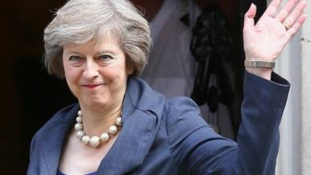 Theresa May megint táncolt – videó