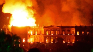 Kulturális tragédia – lángok martaléka lett a 200 éves múzeum