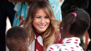 Melania Trump ragyog Afrikában – egyedül