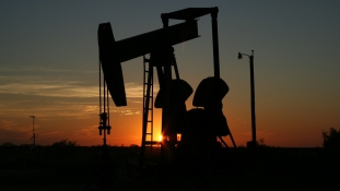 Csökkenti termelését az OPEC+, nőnek az olajárak