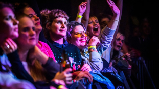 Törvényt sértett a “csak nőknek” zenei fesztivál