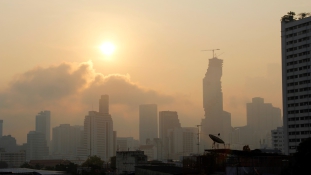 Mérgező füst miatt zártak be több száz iskolát Bangkokban