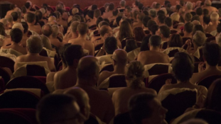 Meztelenre vetkőzött a közönség egy párizsi színházban