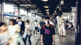 Kék fény vagy peronajtó? Japánban így előzik meg a vasúti öngyilkosságokat