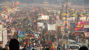 A világ legnagyobb vallási zarándoklata – 130 millióan a Gangesz partján