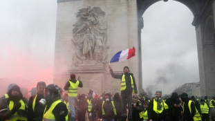 Még mindig tüntetnek a sárga mellényesek Franciaországban