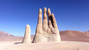Mit üzen az Atacama-sivatag hatalmas kézfeje?
