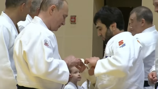 Putyin összecsapott az olimpiai bajnokkal- megsérült az egyik ujja – videó