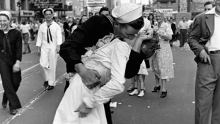 Meghalt a híres 2. világháborús csókos fotó hőse