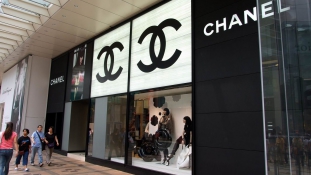 A divatdiktátor jobbkeze lesz az utód a Chanel élén