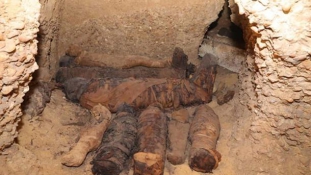 Félszáz múmia egy családi sírban