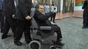 A 82 éves Bouteflika elbúcsúzott: nem indul újra az elnökválasztáson