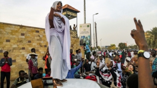 Egy diáklány a forradalom szimbóluma Szudánban