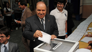 Bouteflika 20 év után távozik