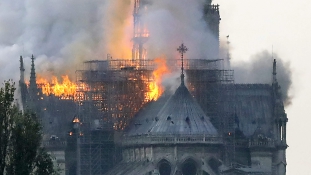 A tűzoltók győztek Párizsban – újjáépítik a Notre-Dame-ot