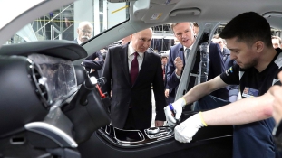 Putyin jelenlétében avatták fel a Mercedes első gyárát Oroszországban