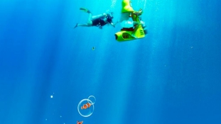Víz alatti robogóval akár 12 méterig is lemerülhet a tengerben