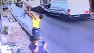 Ablakból kizuhanó csecsemőt kapott el egy fiú Törökországban – videó