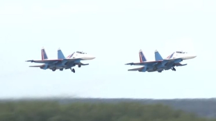 Lélegzetelállító repülős mutatványok a haditechnikai kiállításon Moszkvában – videó