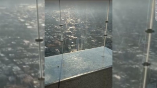 Vérfagyasztó lehetett: a 103. emeleten megrepedt az üvegpadló a turisták alatt