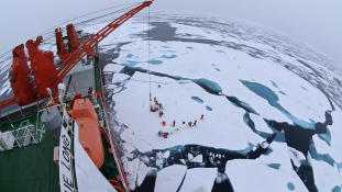 Kína első saját építésű jégtörő hajója elindult az Északi-sark felé – videó