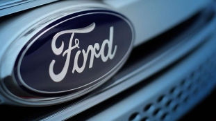 Autósmozi újratöltve: a Ford projektorral felszerelt autókat dobna a piacra