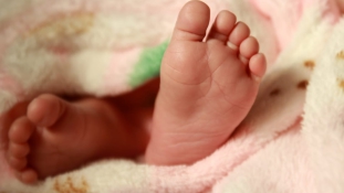 Elképesztő történet: több mint 100 napja agyhalott anya hozott világra egy kisbabát