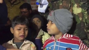Horror a szülinapon: egy férfi 23 gyereket ejtett túszul Indiában