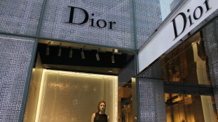 Dior, Givenchy, Louis Vuitton: a luxusmárkák ingyen adják a kézfertőtlenítőt