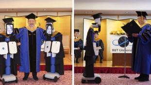 Koronavírus: robotok veszik át a diplomát a végzősök helyett Japánban